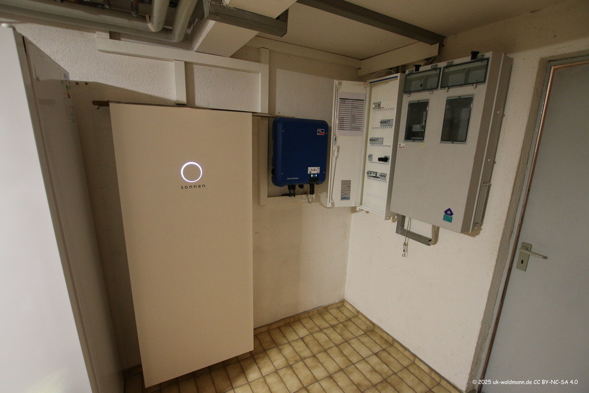 Technikraum mit Speicherbatterie, Wechselrichter und neuem PV-Verteiler